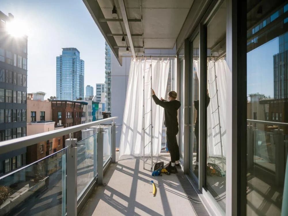 Jak zamontować zasłony na balkonie w bloku bez wiercenia i stresu